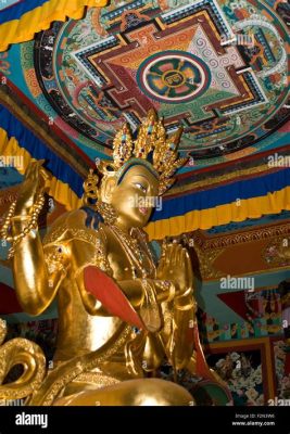  Bodhisattva Avalokiteshvara: Uma Explosão de Dourado e Sutil Expressão Budista