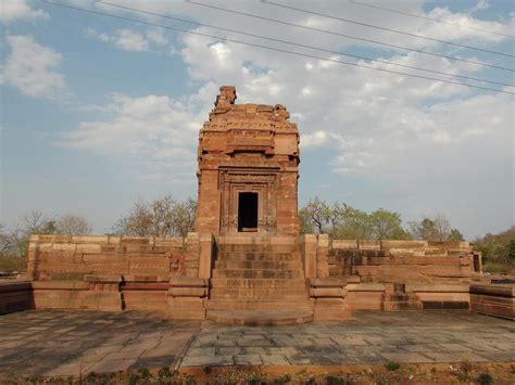 O Templo de Vishnu em Deogarh: Uma Sinfonia de Pedra e Devoção Celestial!